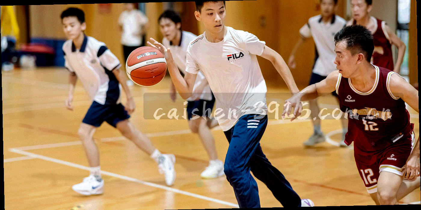 夜间赛场光束下的人形剪影，无面孔细节