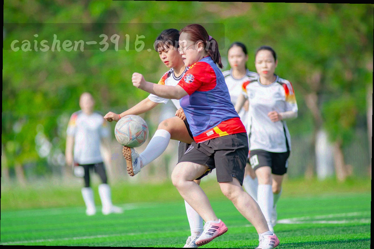 几张无面孔的抽象人形剪影围在同一张数据表格前